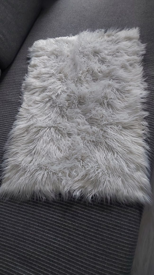 Biały boohoo dywanik włochacz ,,miś polarny,, 60cmx90cm
