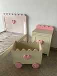 Cama com mesa de cabeceira e carro decorativo