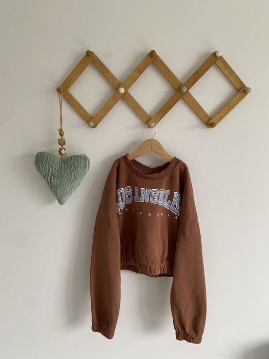 Bluza krótsza czekoladowa lindex 134/140 niebieaki napis