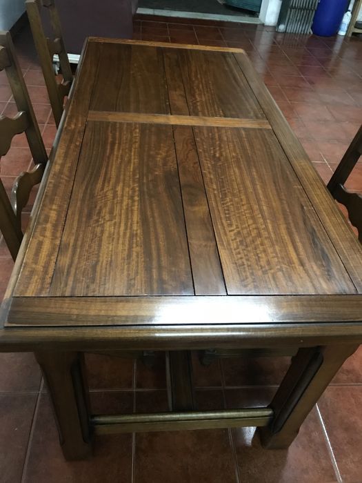Mesa e cadeiras nogueira