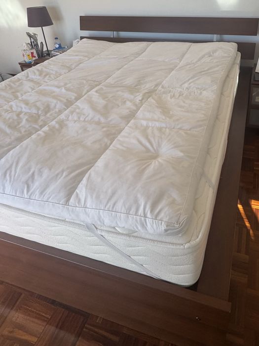 Cama King size e 2 mesas de cabeceira