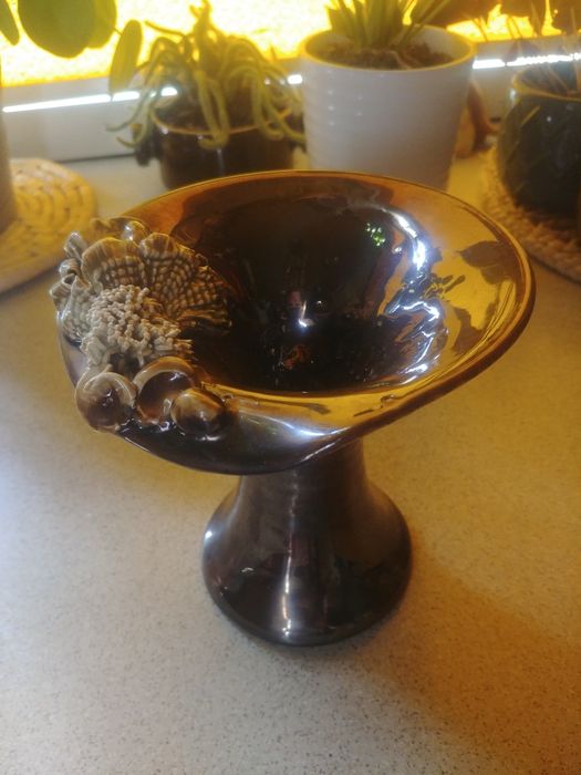 Ciekawy stary wazon zdobiony