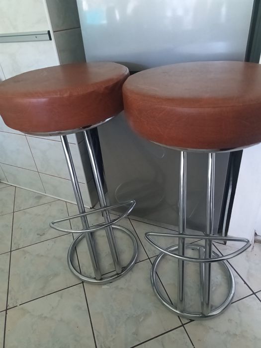 Zestaw wysokich,krzeseł barowych