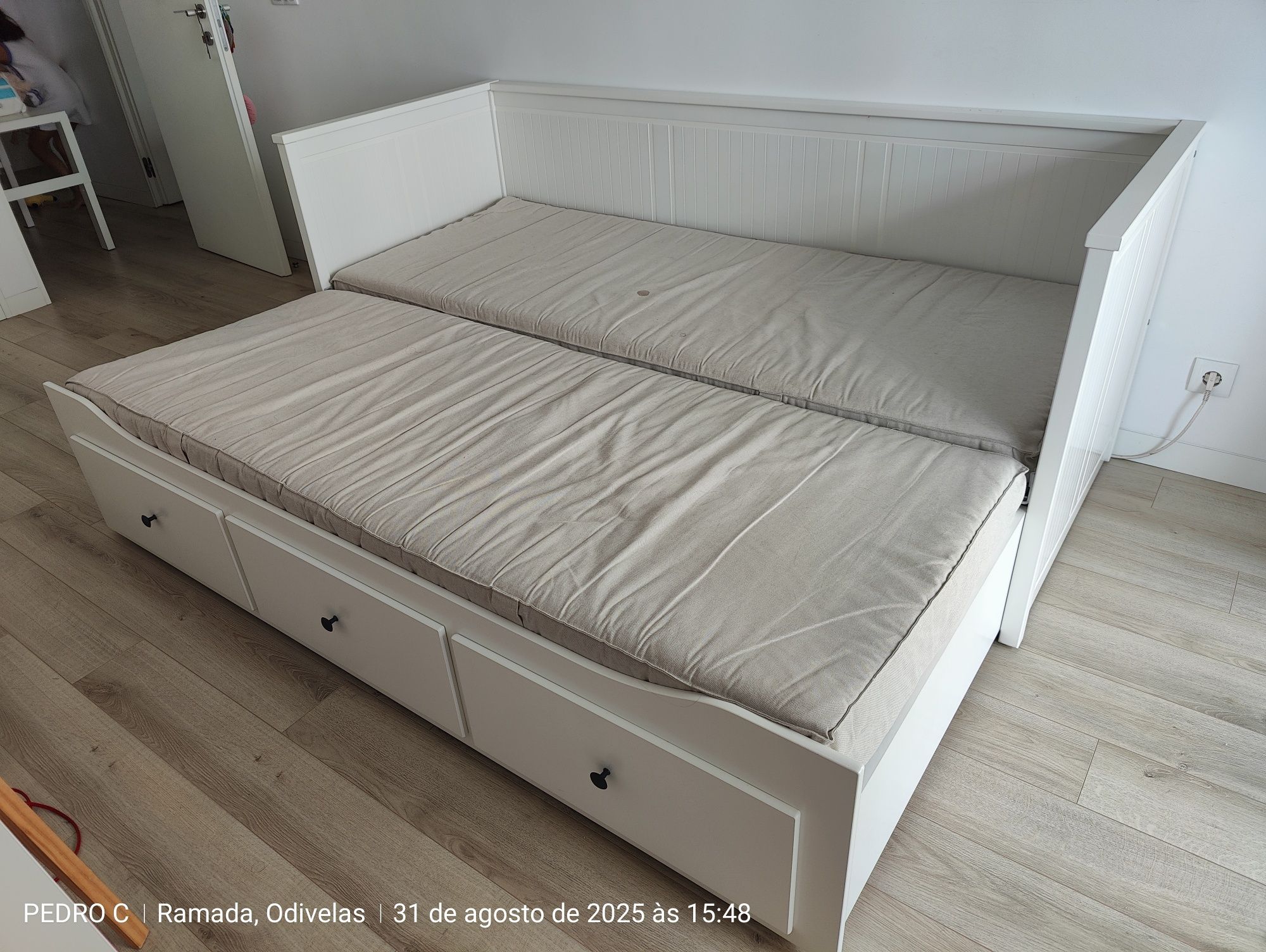 Cama usada com colchão incluído.
