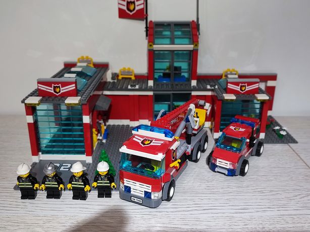 LEGO® 7945 City - Remiza
Zestaw w 100% kompletny. 
Klocki w bardzo dob