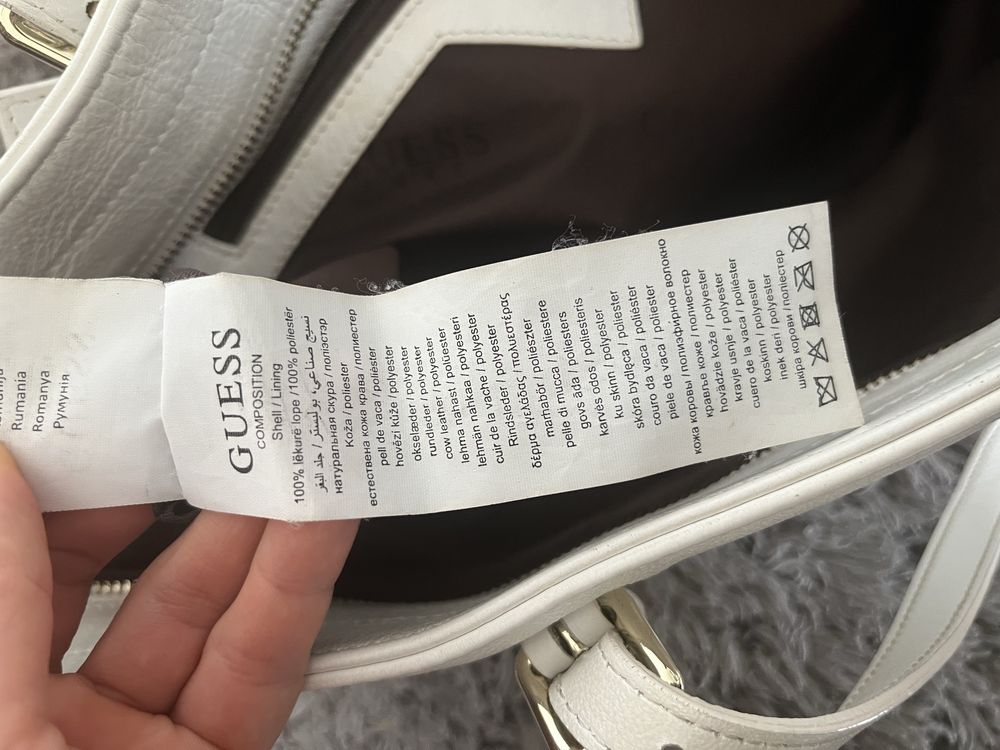 Biała skórzana torebka A4 Guess pojemna shopperbag