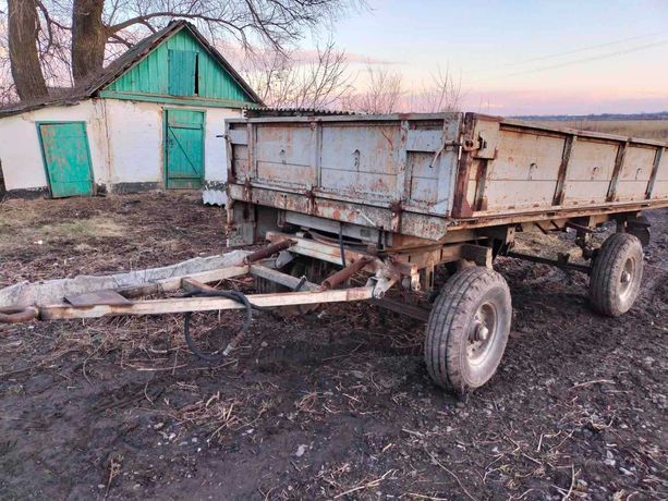 Продаєця причіп до трактора