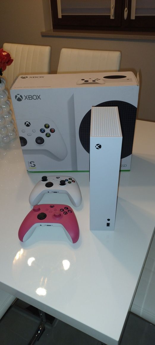 XBOX Series S + 2 pady