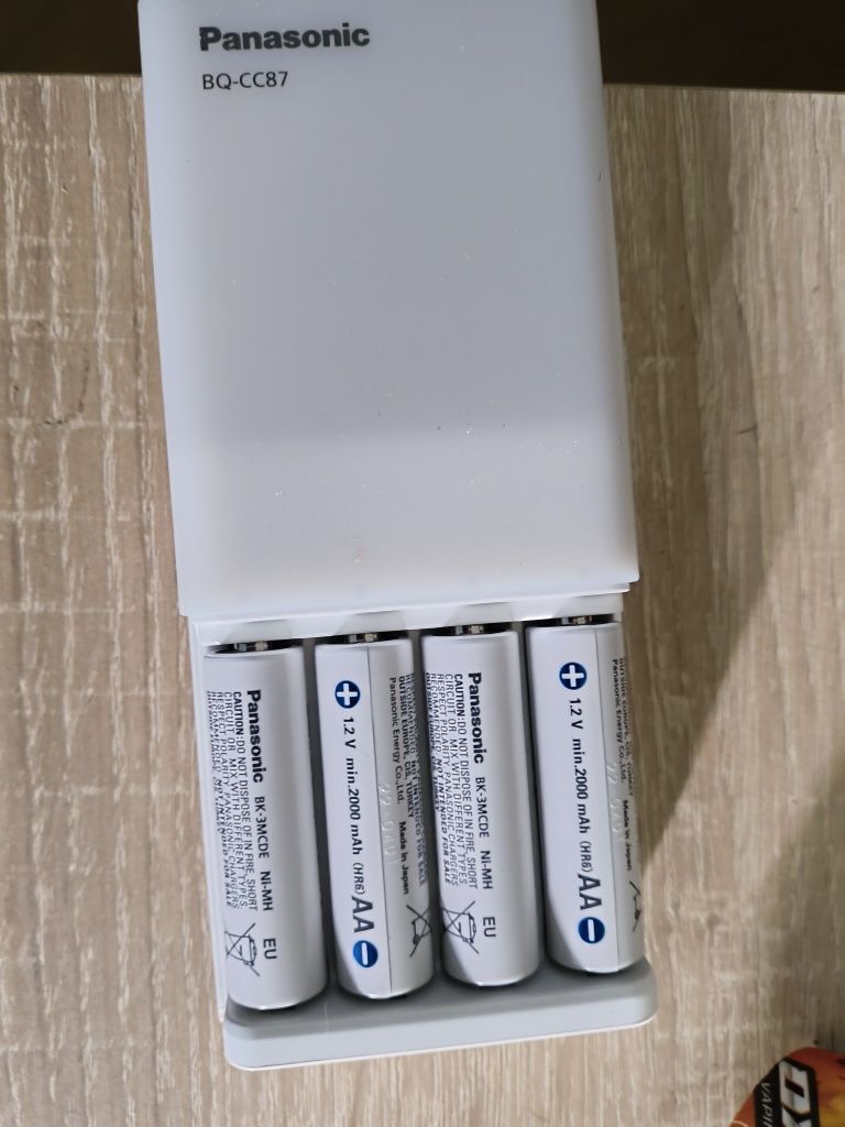 Ładowarka Panasonic ENELOOP CC87 + 4x AA 2000mAh