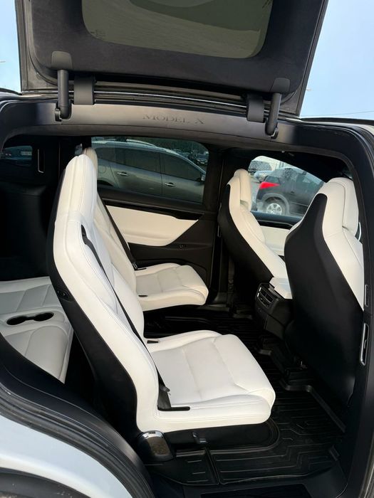 Оренда авто автомобіля електромобіля Тесла Tesla model X електричка