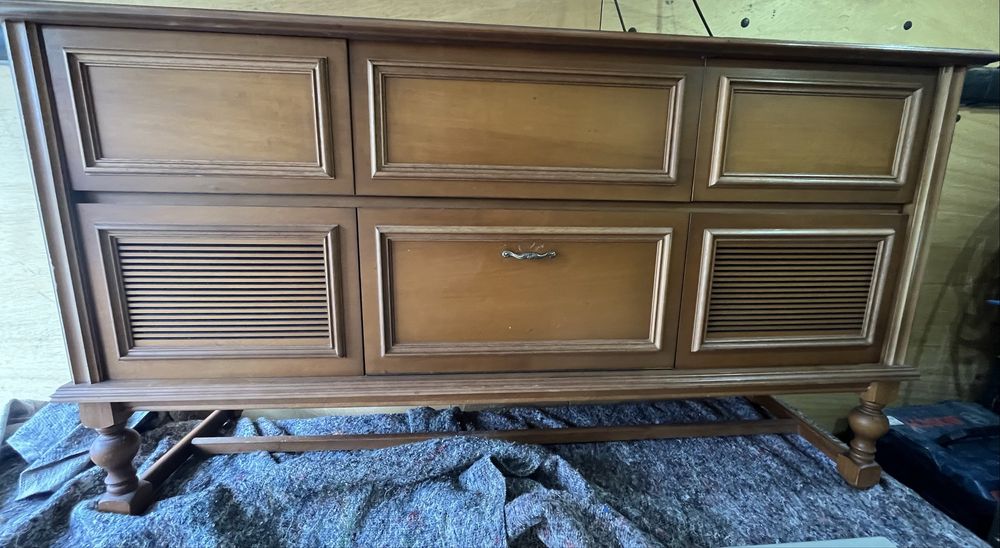 Stara szafka grajaca