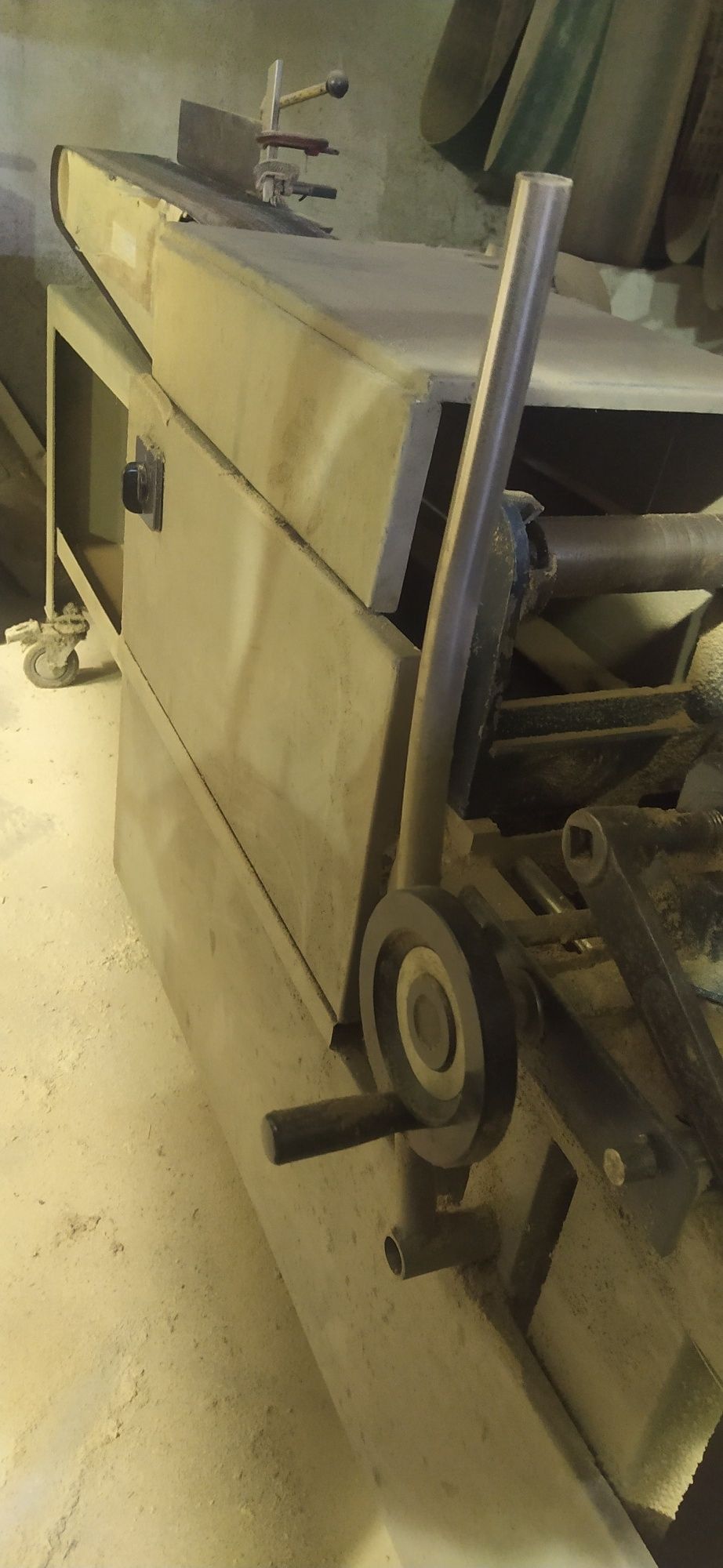 Máquina de lixar planos também  para fazer meia cana em tubos redondos