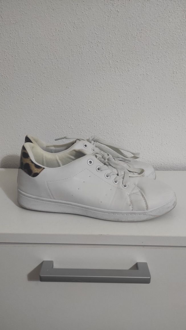 Sapatilhas brancas com detalhe tigresa