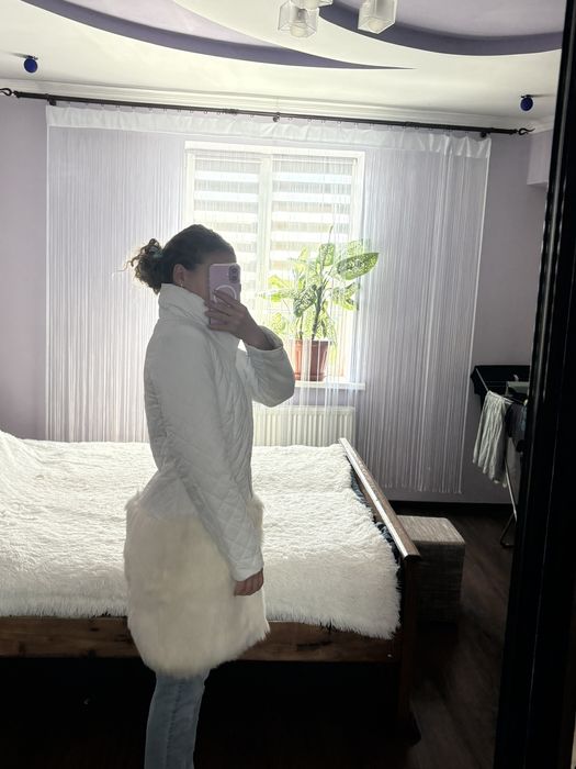 Куртка жіноча білого кольору