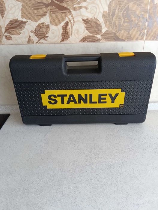 АВТОМОБИЛЬНЫЙ набор ключей и головок STANLEY в чемодане . 68 единиц .