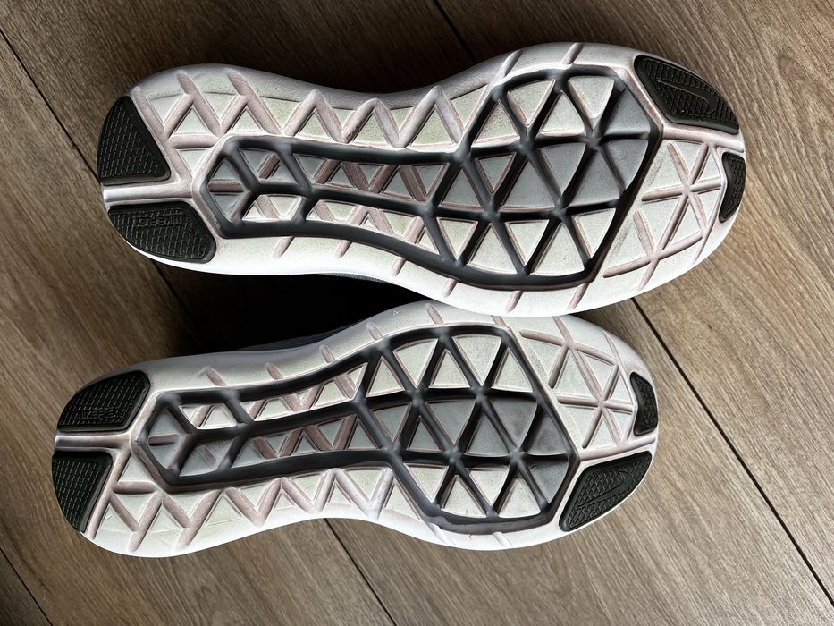 Szare buty sportowe nike