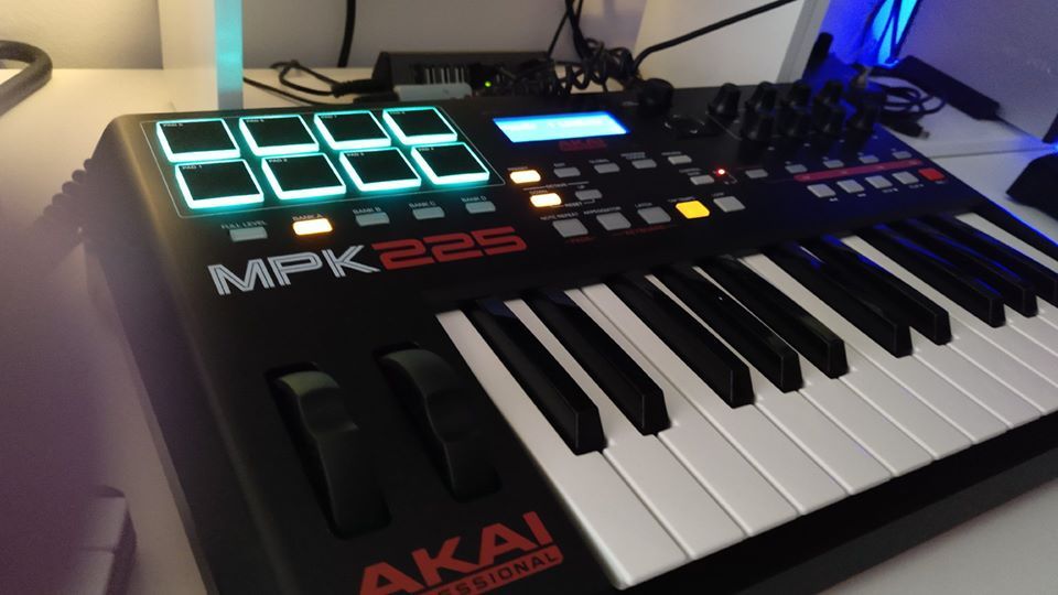 Vendo/troco teclado Akai MPK225