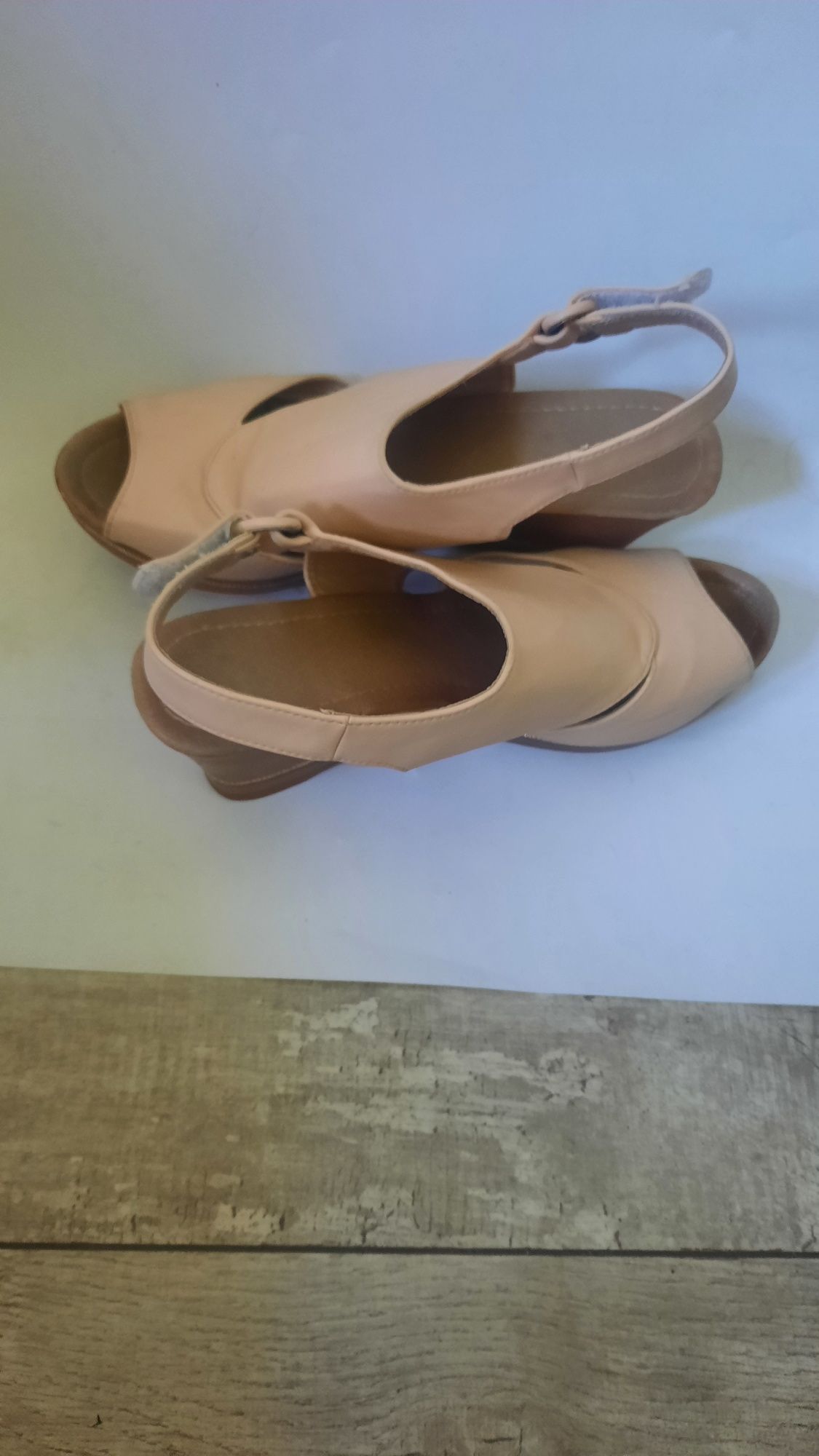 Sandały damskie  Rozmiar 41
Rozmiar 41
Stan bdb 
Wkładka 26 cm