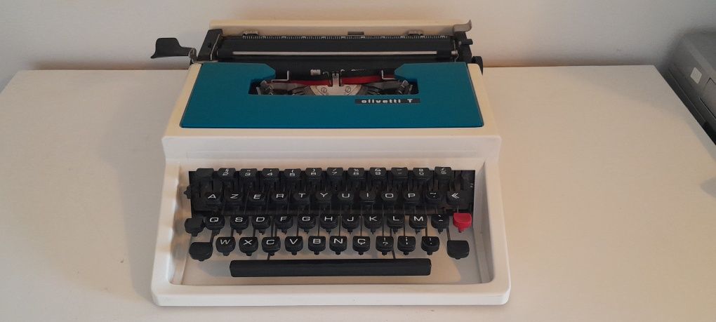 Maquina de Escrever Olivetti T, em bom estado e com maleta
