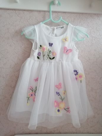 Biała haftowana sukieneczka dla dziewczynki 86
