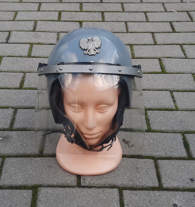 Kask milicyjny kask z przyłbicą milicjant zomo mo prl milicja kask