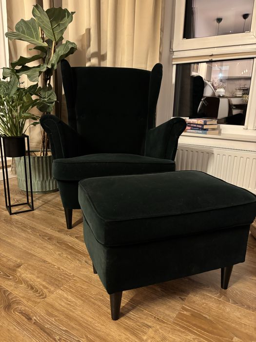 Fotel uszak Strandmon Ikea z podnozkiem, butelkowa zieleń