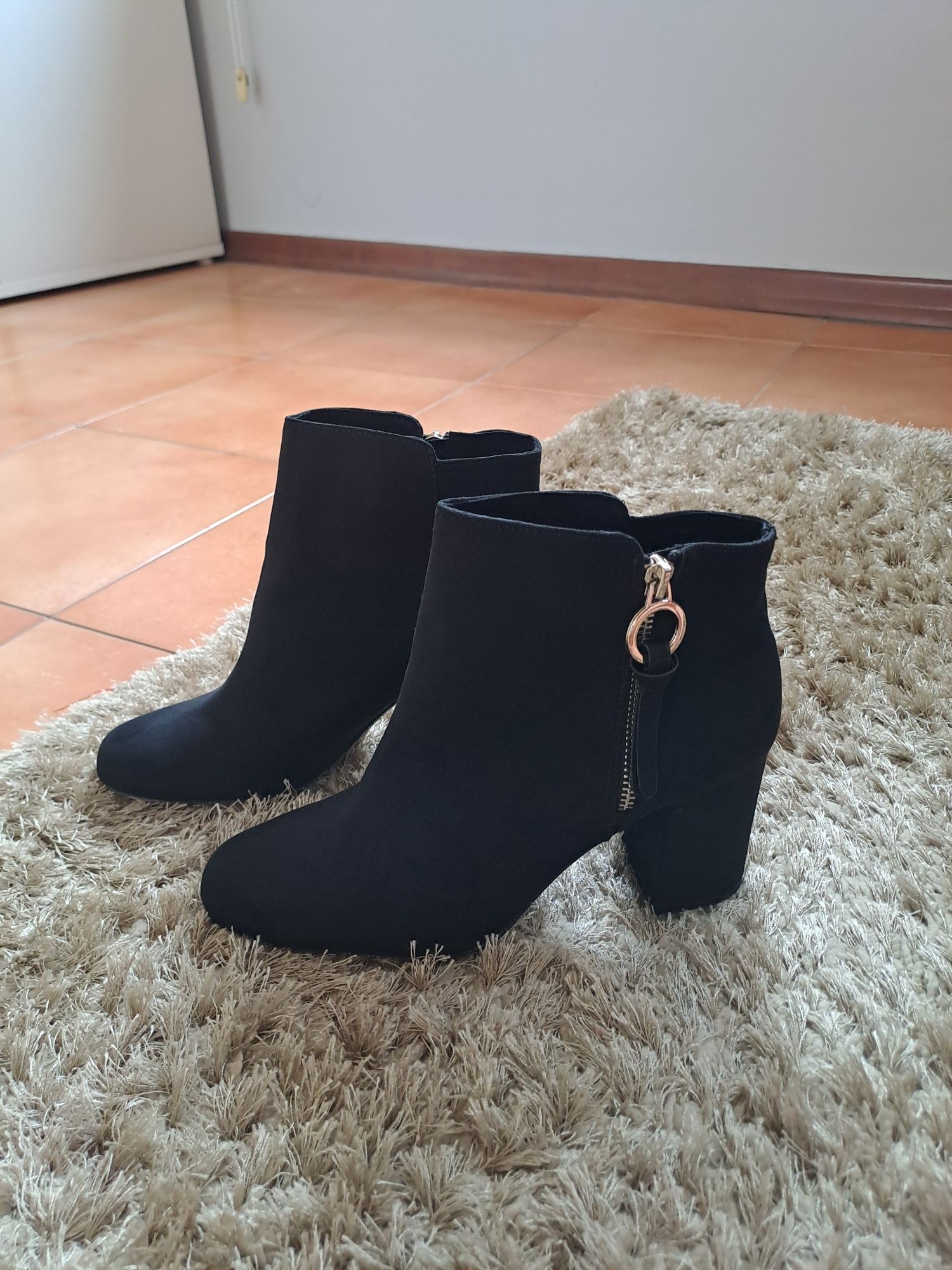 Botas pretas de camurça