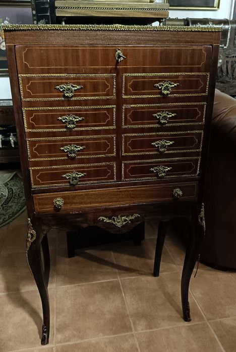 Móvel de estilo com ferragens