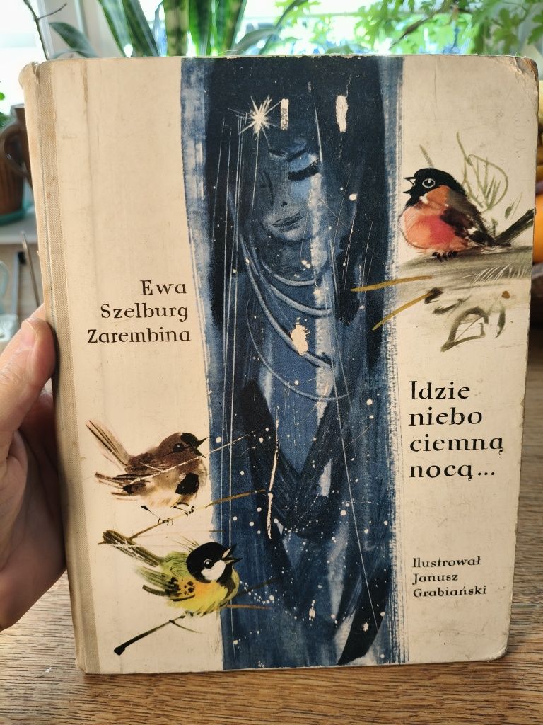 Stara książka idzie niebo ciemną nocą 37