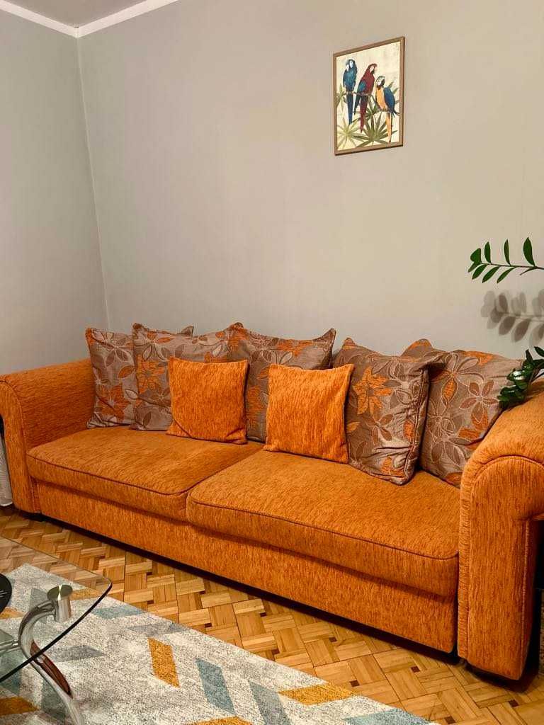 sofa rozkładania z pojemnikiem na pościel i poduszkami AGATA MEBLE