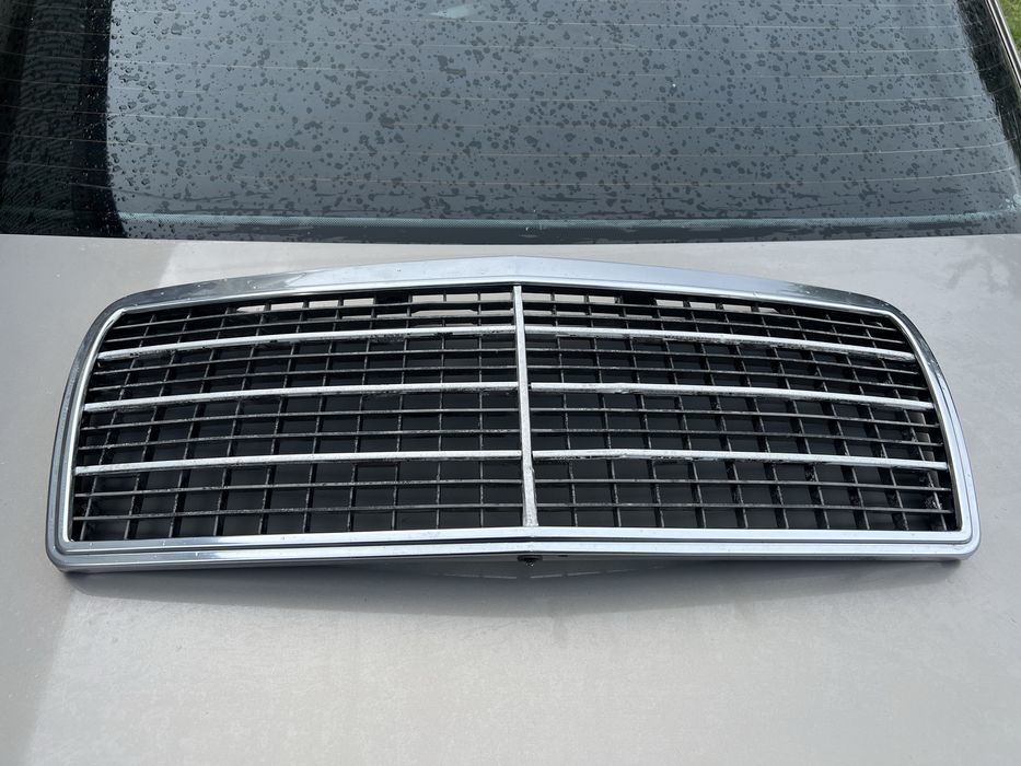 Решітка радіатора Mercedes Benz W124 E клас рестайлінг 94-95 рік