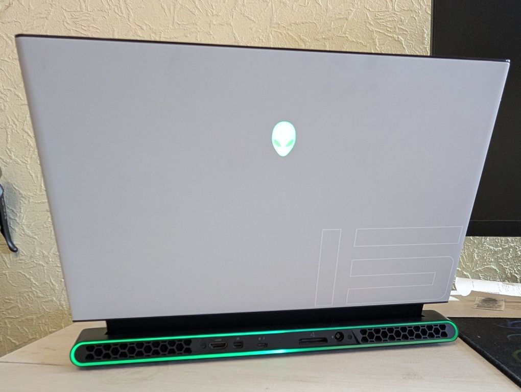 Dell Alienware m15 r3 i7 10875h 32gb ozu, ssd 512 Nvidia 2080 super