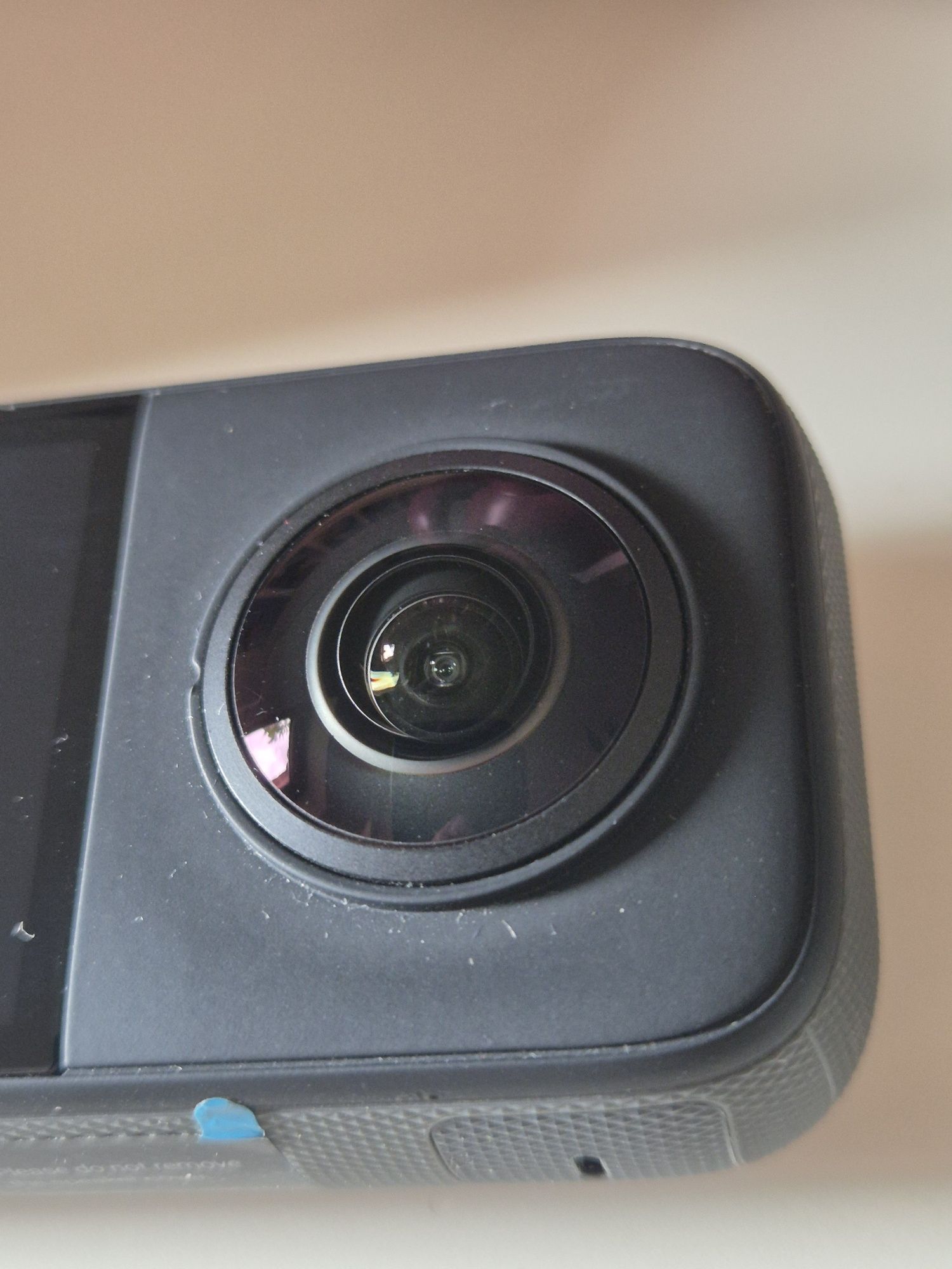 Insta 360 X3 z odpryskiem na soczewce
