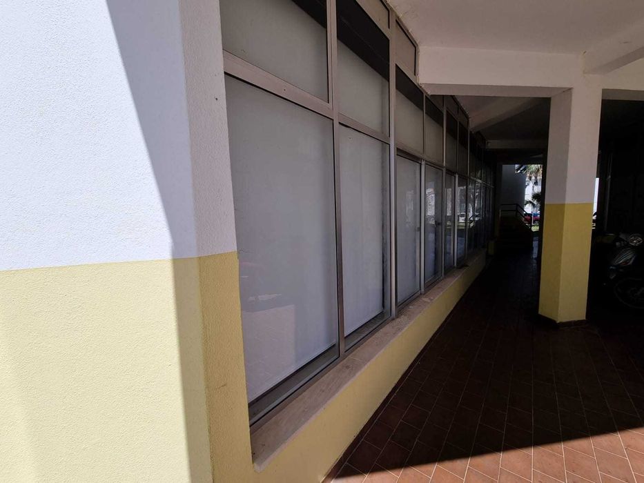 Loja / Escritório de 147 m² Arrendamento em Lagoa - Espaço Comercial