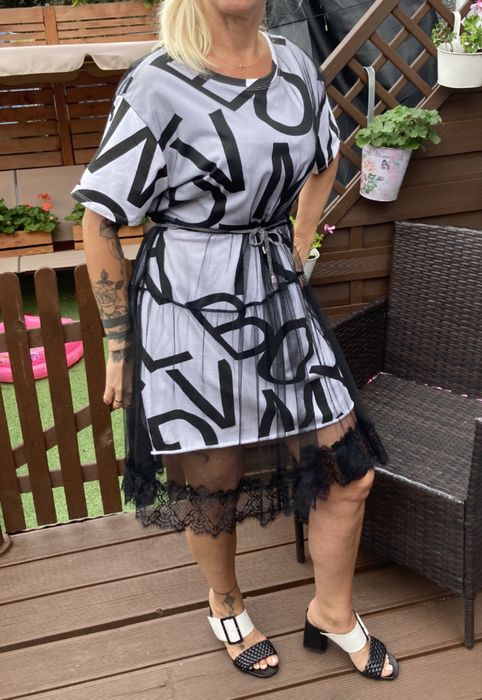 Śliczna elegancka sukienka z Włoch „z tiulem” Nowa M / L oversize