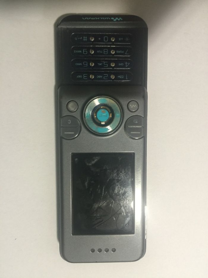 Телефон Sony Ericsson W580i + аксесуари