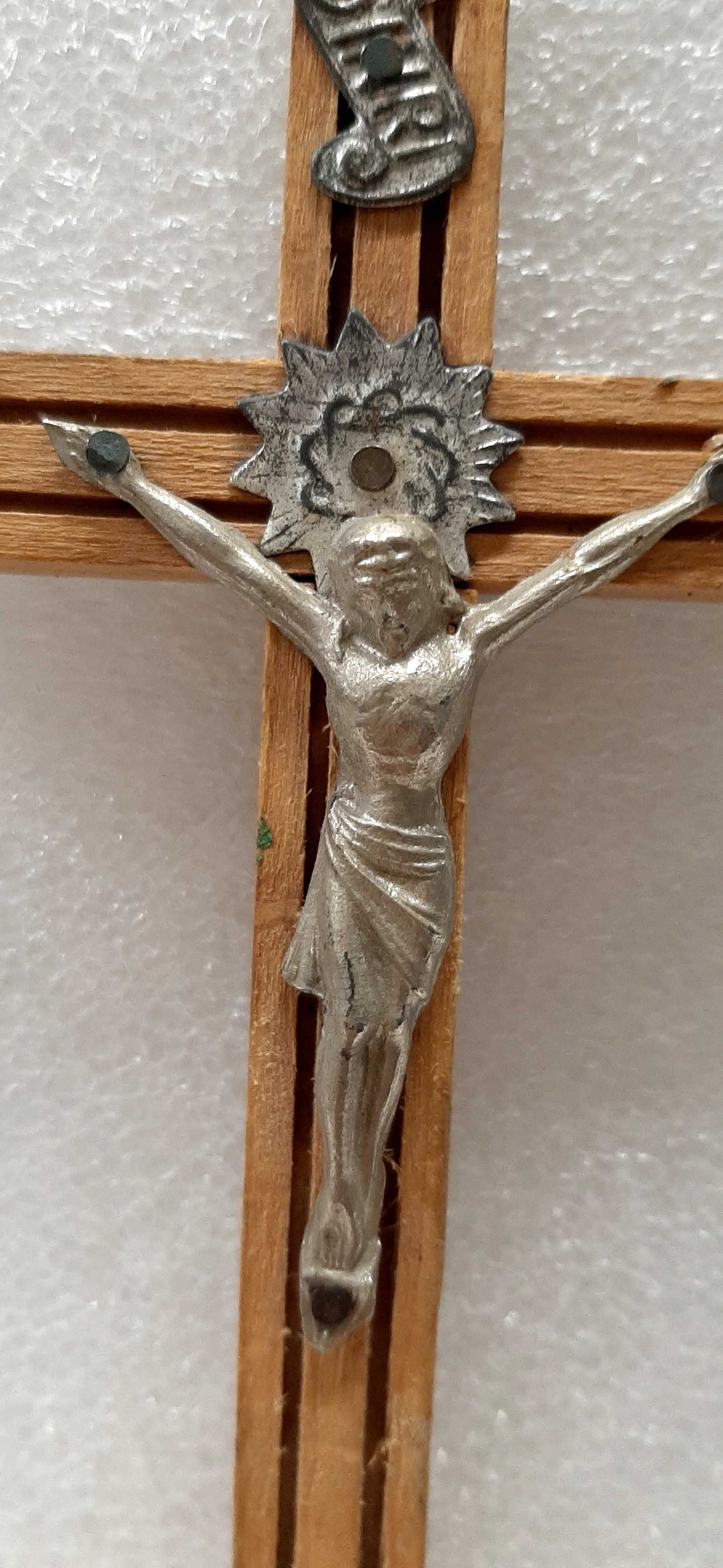 Krucyfiks z ukrzyżowanym Chrystusem w koronie cierniowej.