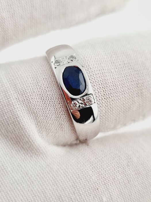 Золотое кольцо с сапфиром и бриллиантами