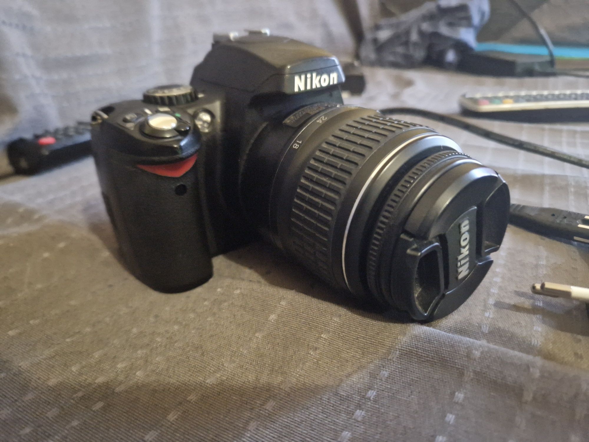 Zestaw Nikon D40 plus obiektyw Nikor 18-55 ladowarka.Nokon karta 4 GB
