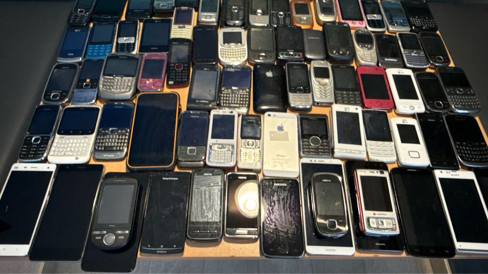 Lote de +/- 100 telemóveis vintage - Coleção /Revenda ou peças
