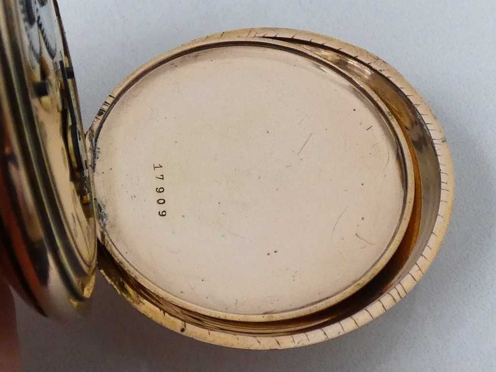 Kryty zegarek kieszonkowy w złoconej kopercie