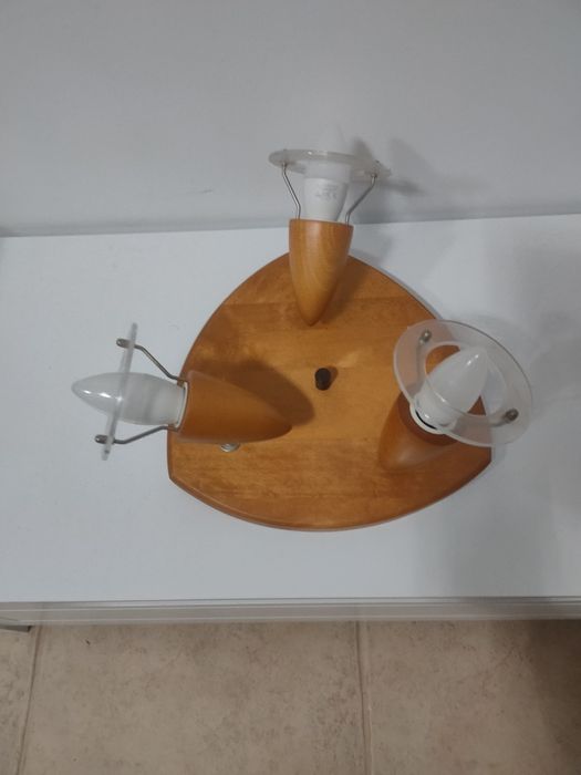 Lampa sufitowa z drewna.