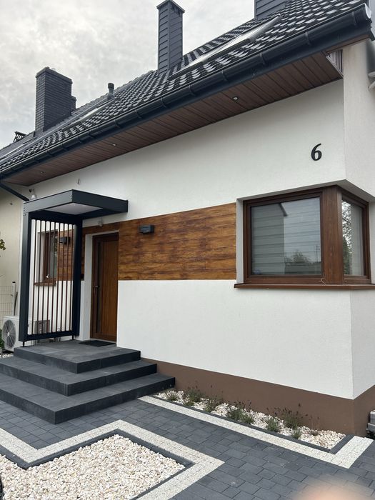 Daszek nad drzwi wejsciowe z lamelami z regulowanym prześwitem