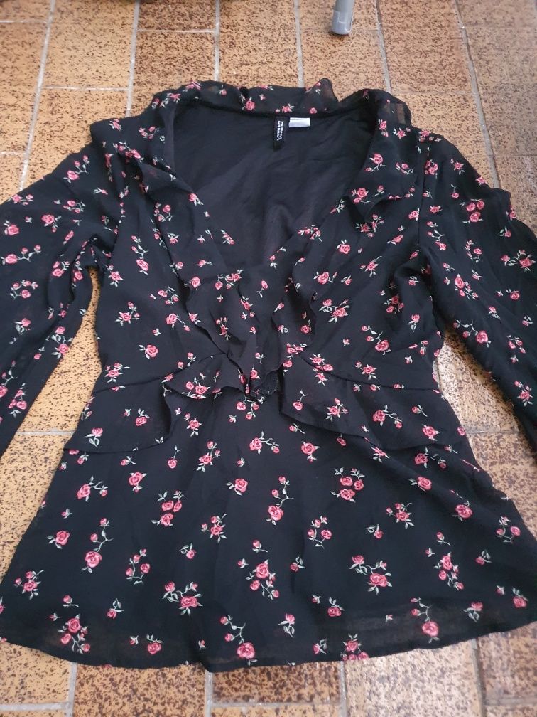 Bluzka mgiełka w kwiaty z rozszerzanymi rękawami pastel goth