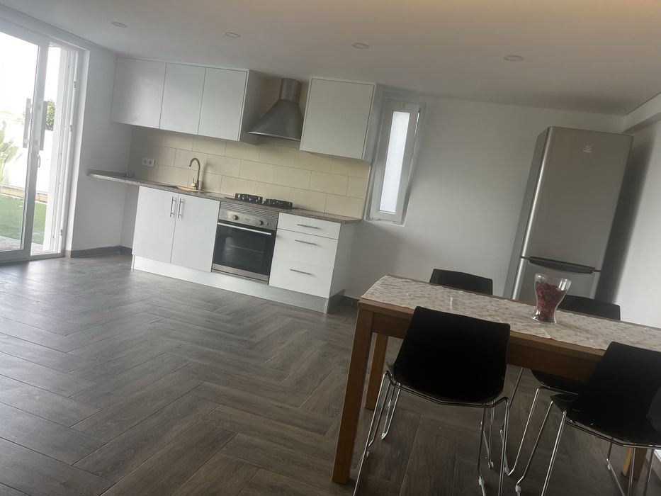 Aluga-se T0+1 independente, em moradia