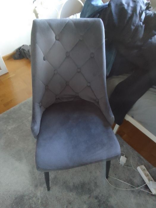 Szare welurowe krzesło fotel