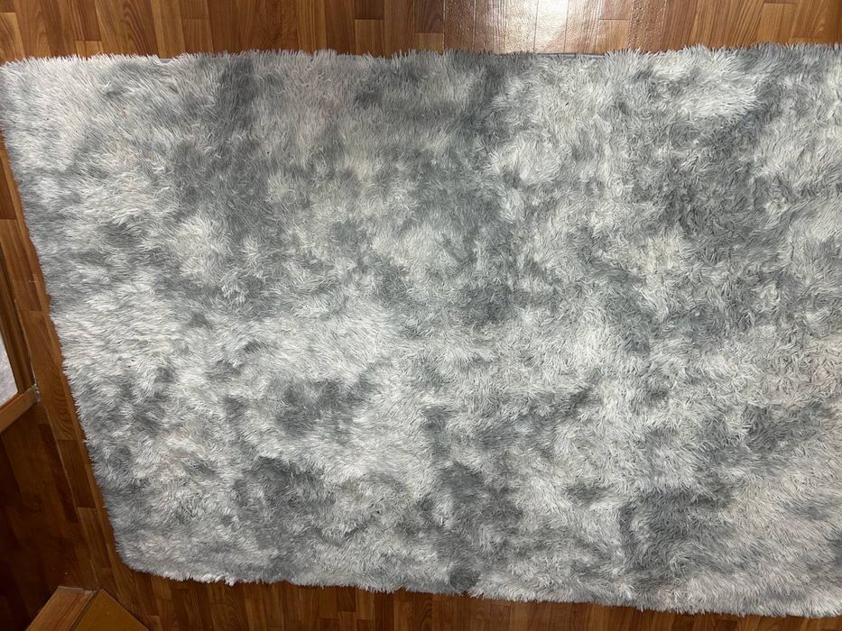 килим сірого кольору