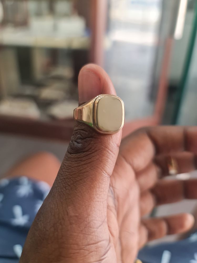 Anéis de ouro novos