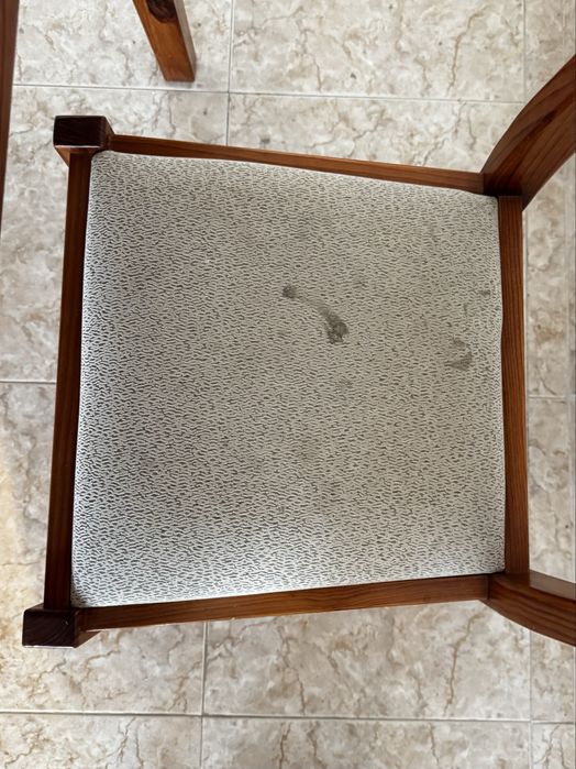 Mesa extensivel de madeira e tampo de vidro e quatro cadeiras