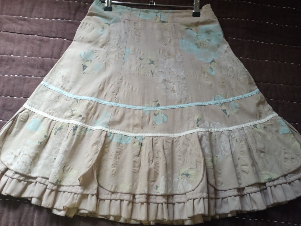 Saia creme com estampado floral extremamente discreto